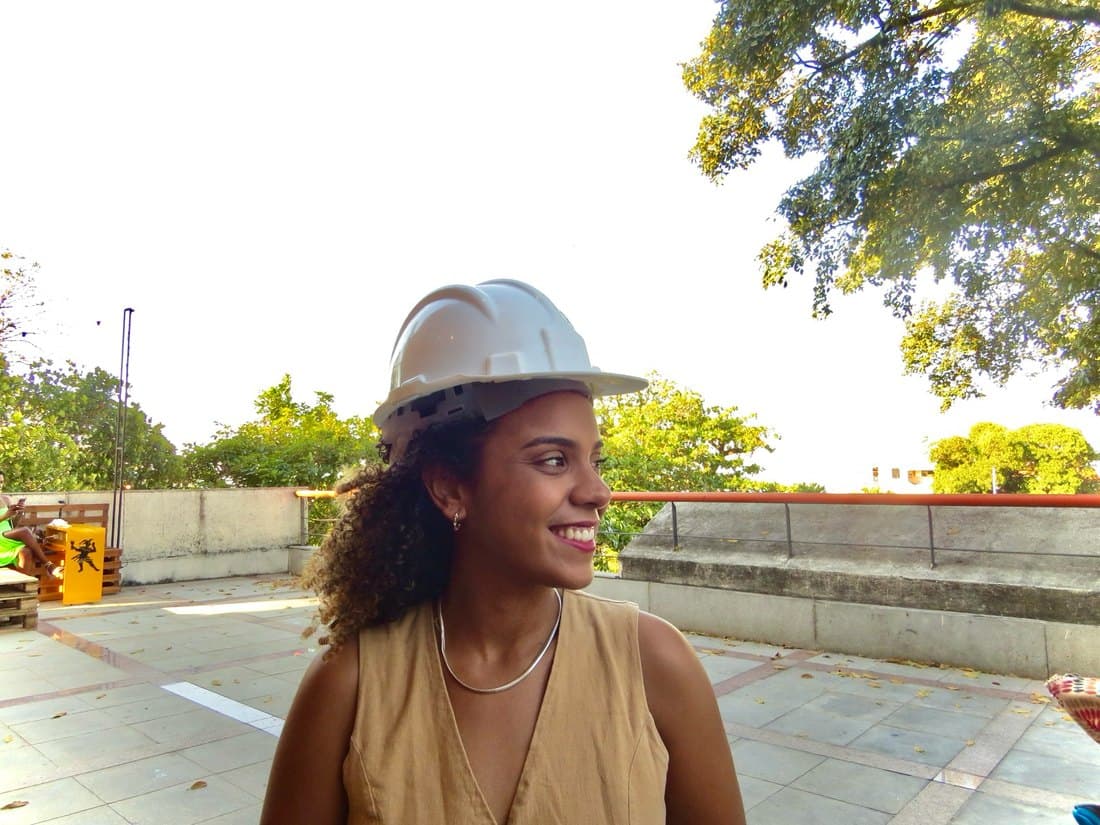 Gabrielle Bueno, engenheira civil responsável técnica da Larrieu, em vistoria de obra